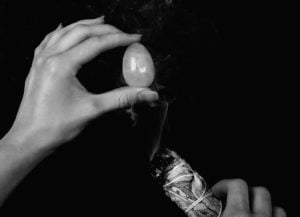 Reinigung (Räuchern) von einem Yoni Ei mit Weissem Salbei