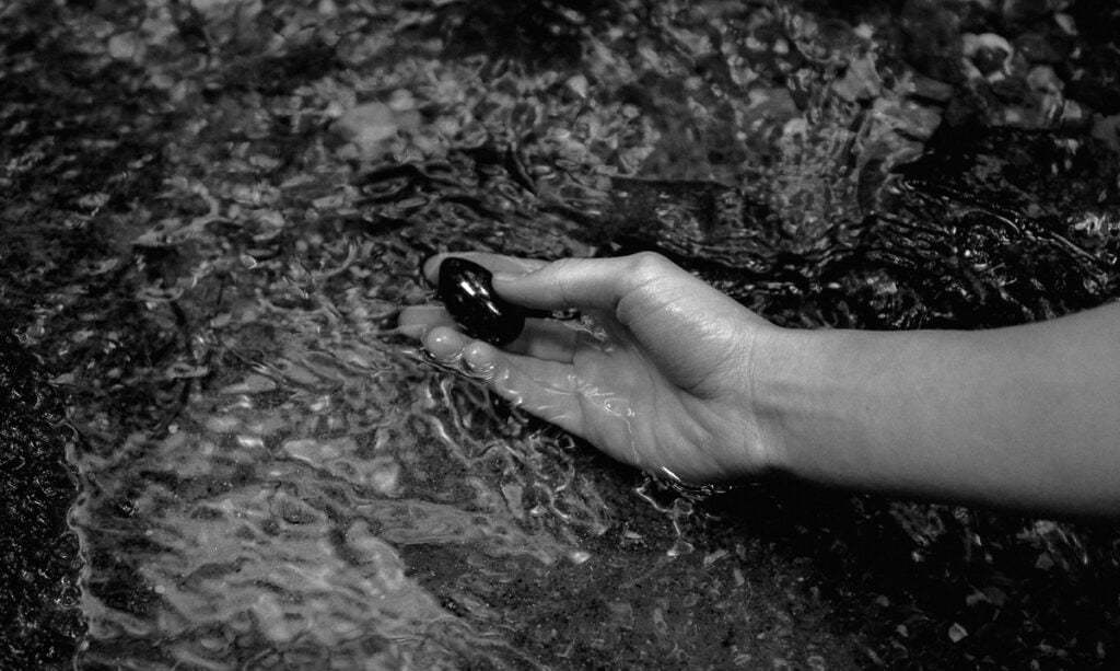 Energetische Reinigung von Kristallen im Fluss